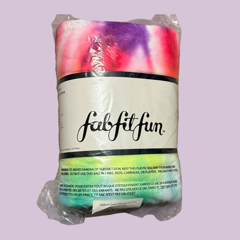 NWT FabFitFun Tie Dye Microfiber Beach Towel